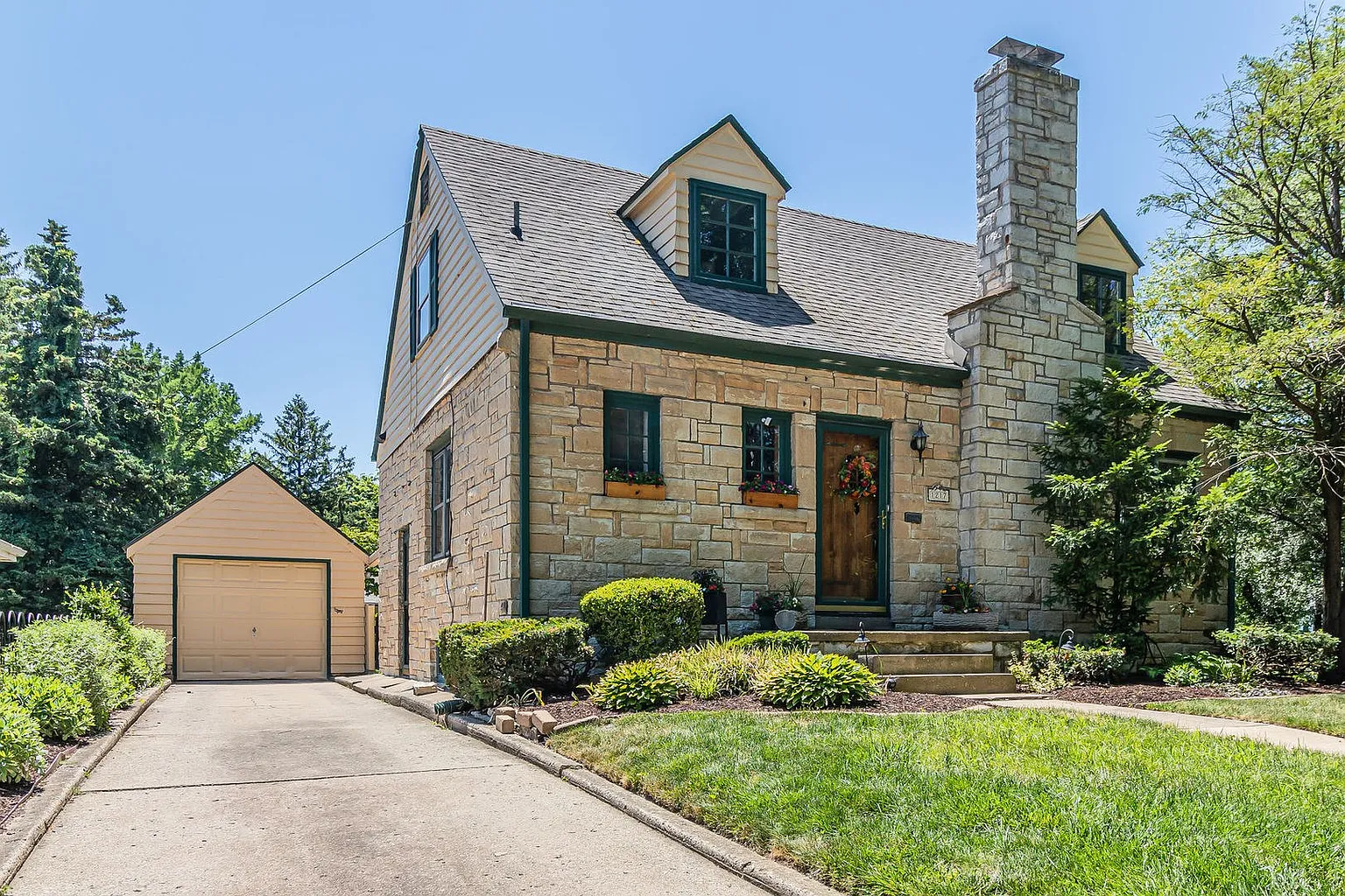 1217 W Green St photo 1