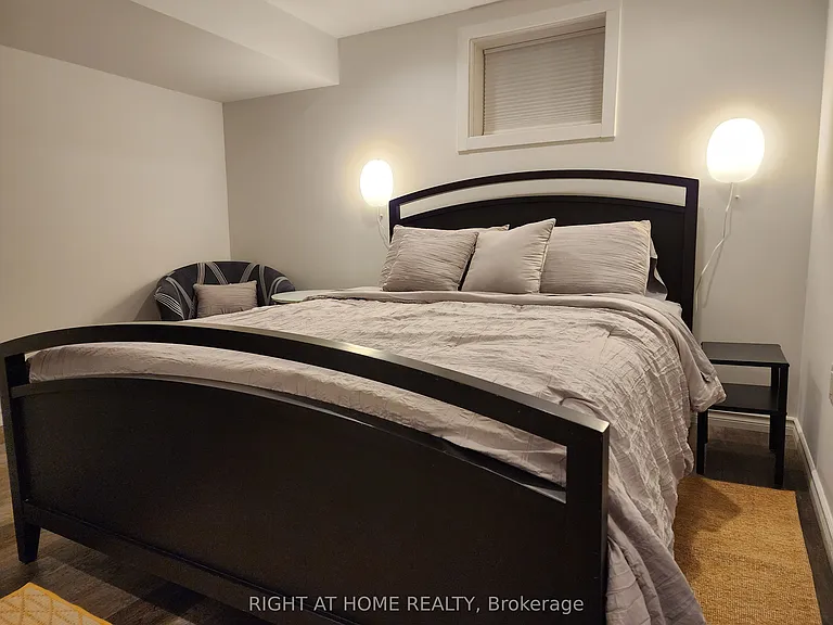 1599 Sandgate Cres #LOWER — Photo 10