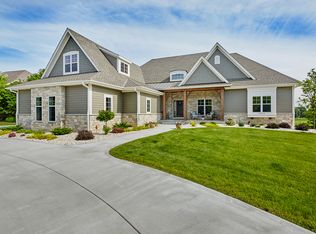 N52W21429 Golfview Dr, Menomonee Falls, WI 53051