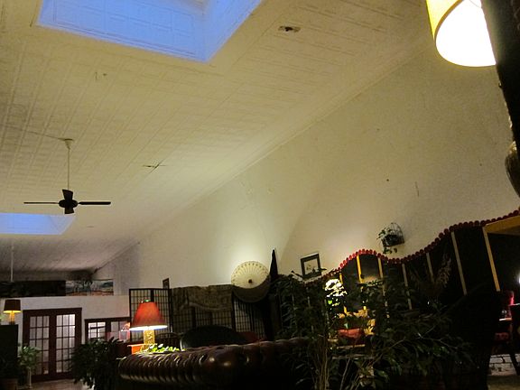 5th image of 202 Main St