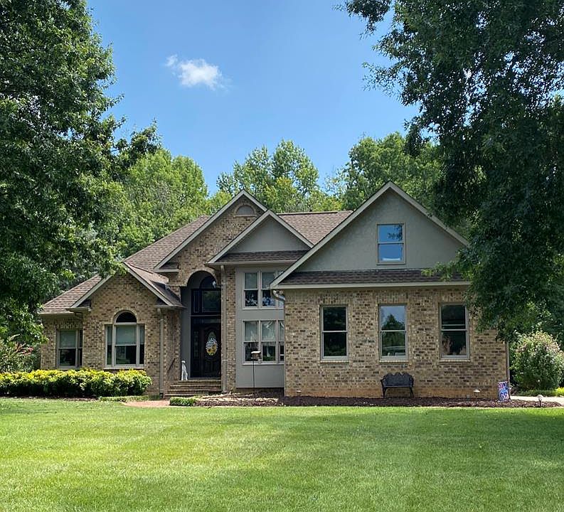1st image of 3033 Breezewood Dr