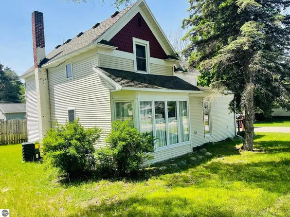 506 E Cayuga St, Bellaire, MI 49615