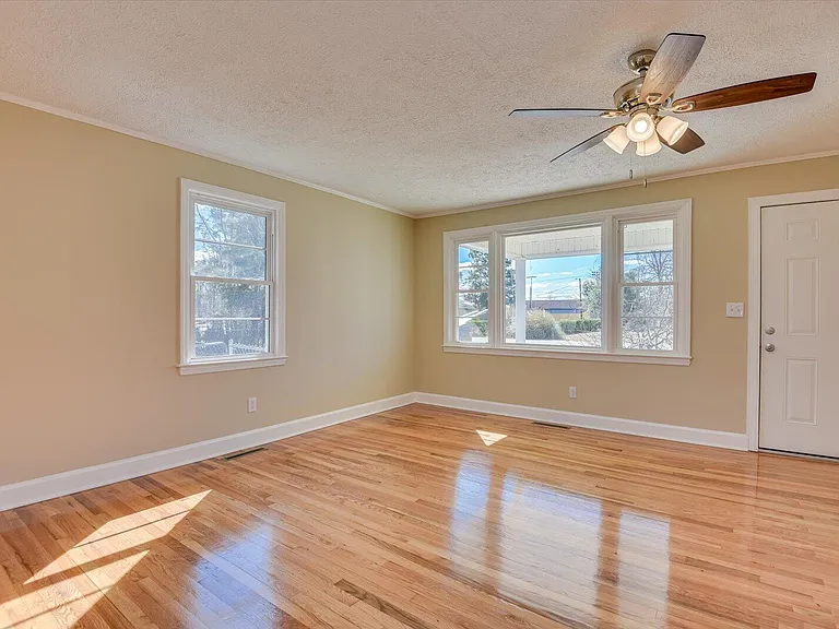 302 Burgess Dr — Photo 9