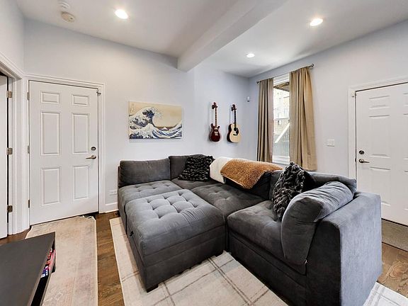3rd image of 2044 N Winchester Ave APT 1R