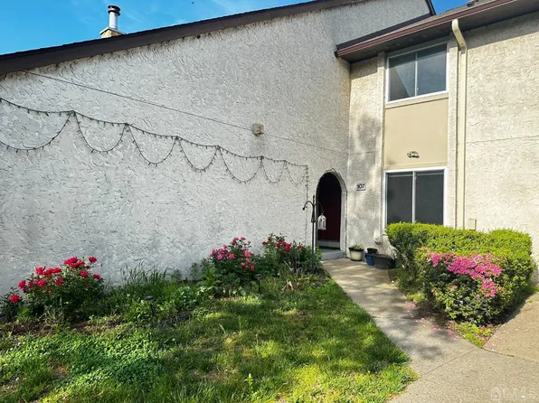 107 Thoreau Dr, Plainsboro, NJ 08536