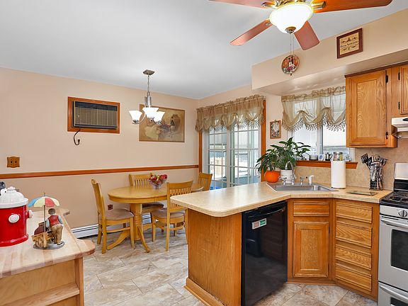 3rd image of 132 Sandalwood Dr