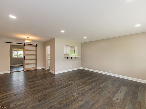 3rd image of 33 Oviatt Dr