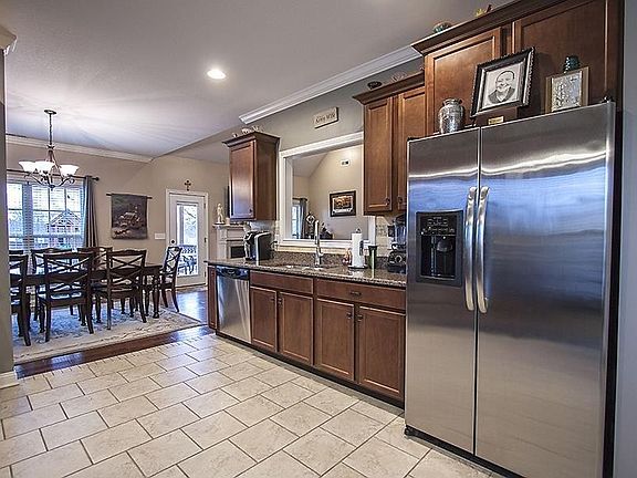 3rd image of 816 Carousel Ct