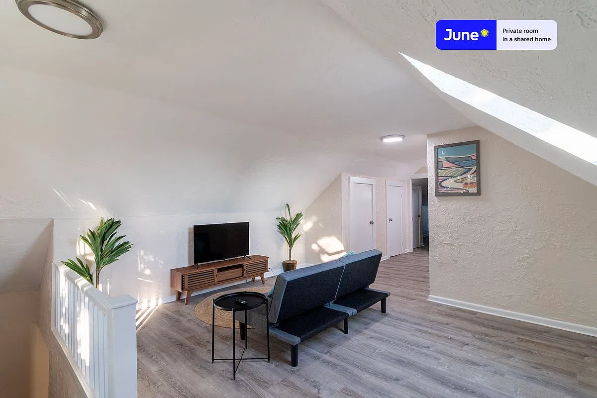 Queen bedroom in 6 bed/2 bath home in Allston #1735 E — Photo 4