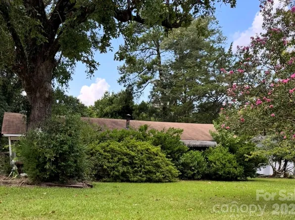 1586 Hillcrest Ave, Lancaster, SC 29720