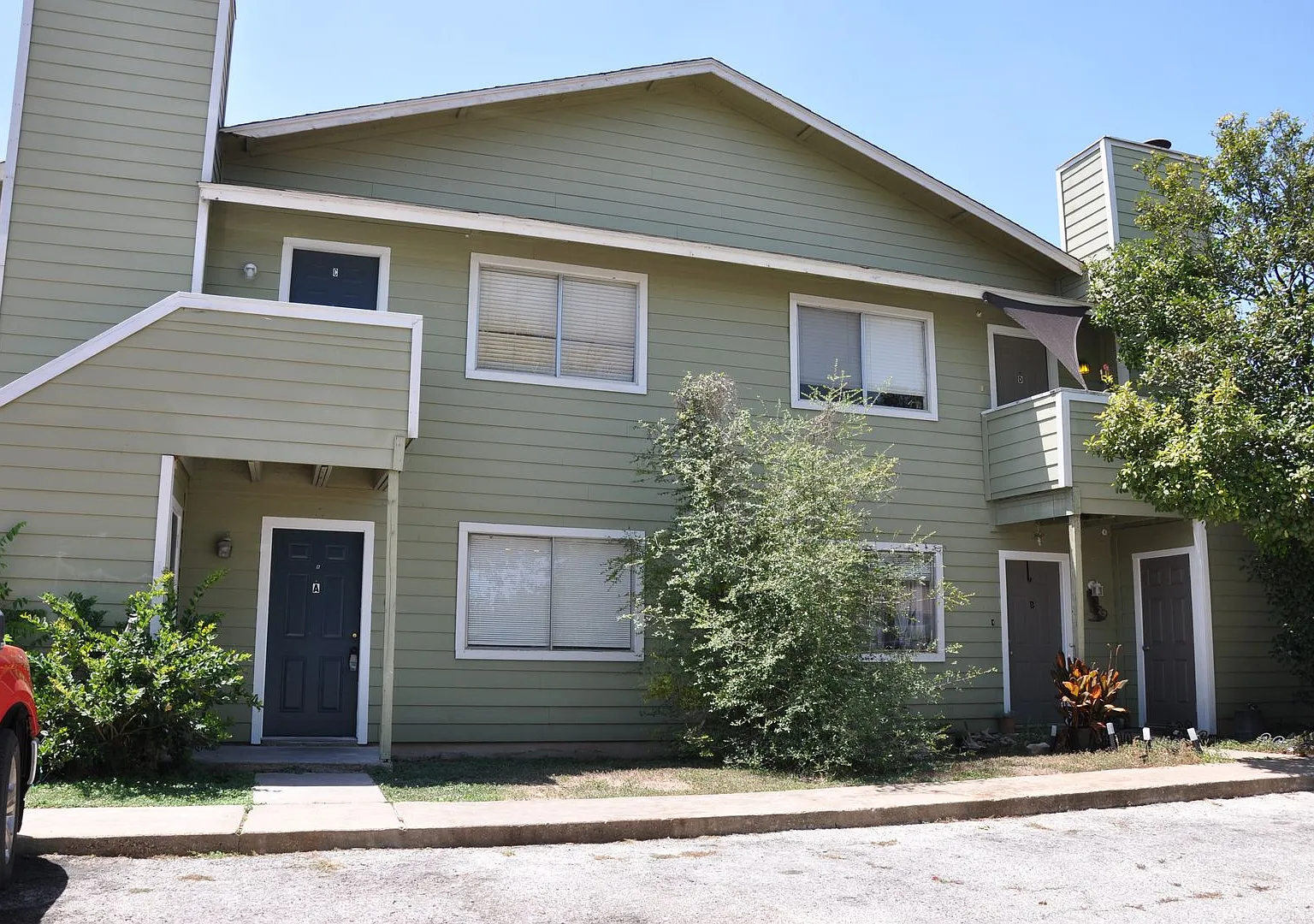 2 Bedroom 1 Bath Bottom Unit near Q2 Stadium — Photo 1