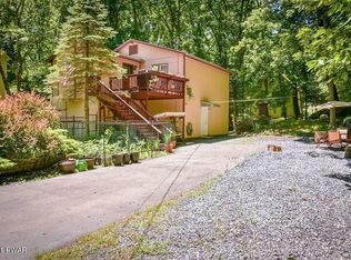 136 Fairview Dr, Dingmans Ferry, PA 18328