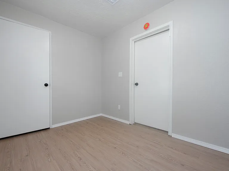 227 W Johnson St — Photo 9
