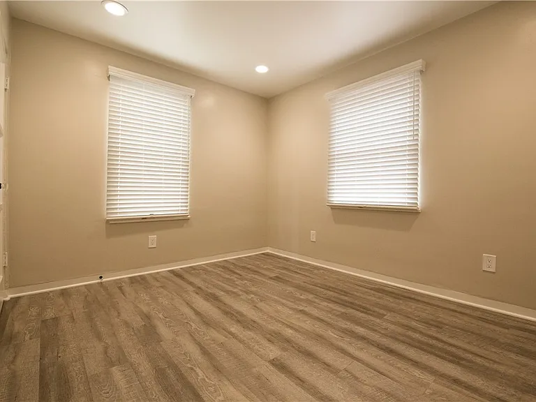 711 W 6th St #5 — Photo 13