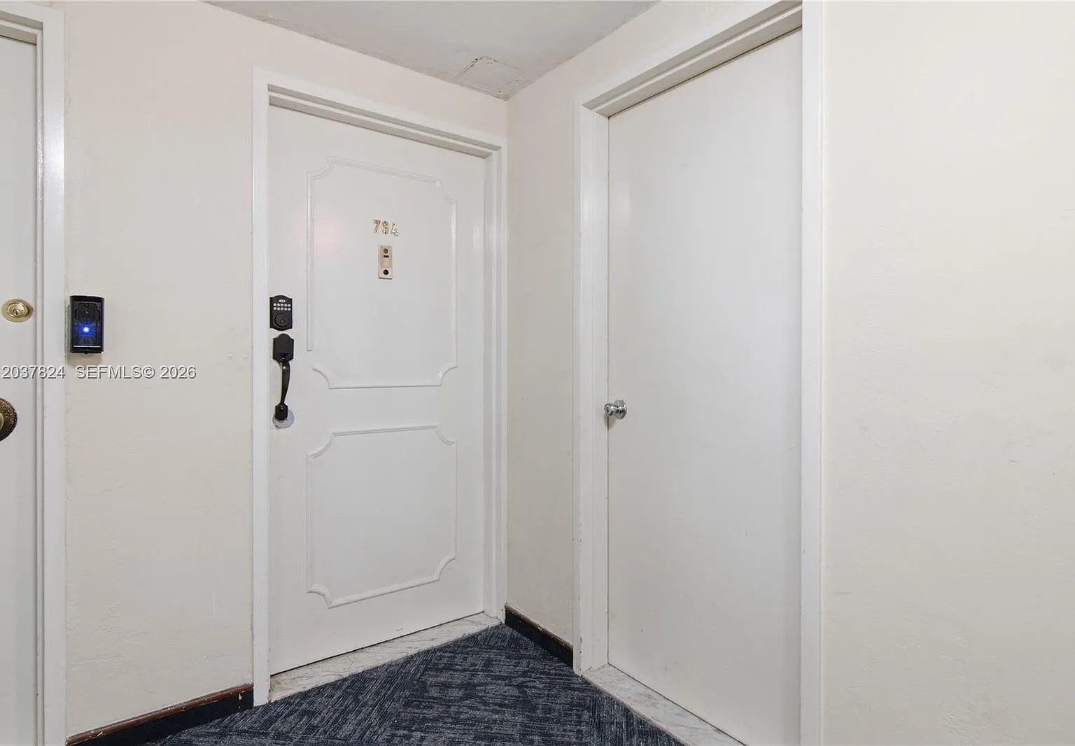 Four Ambassadors Condo Ph — Photo 2
