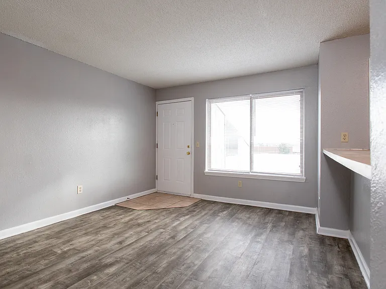 2228 S Oliver Ave — Photo 7