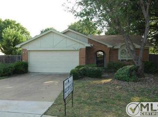 906 Cherry Laurel Ln, Arlington, TX 76012