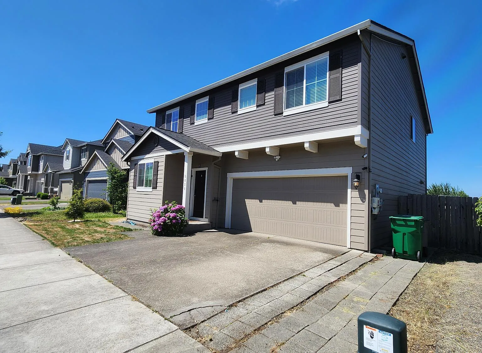 4 bed, 2.5 bath, 2276 sqft, $2,950 — Photo 2