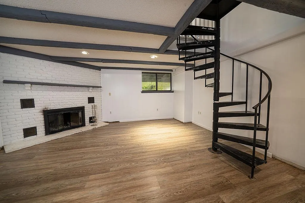 2 bed, 950 sqft, $2,400 — Photo 1