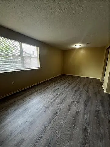 3 bed, 2.0 bath, 1200 sqft, $1,295 — Photo 3