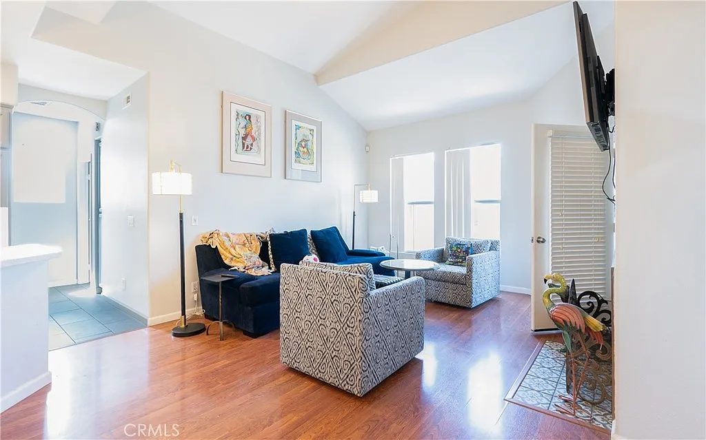 2 bed, 950 sqft, $3,400 — Photo 2