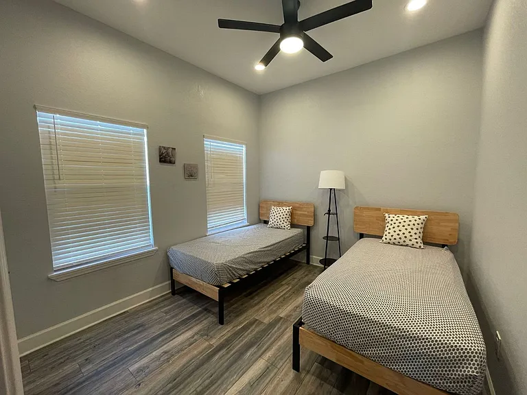 404 S Olive St — Photo 9