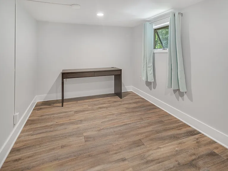 404 University Ave — Photo 36