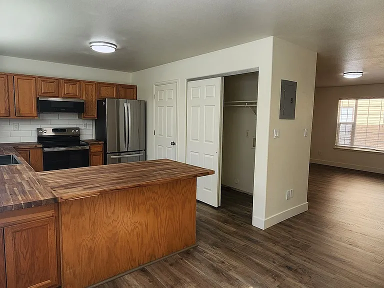 1240 Bunting Ave — Photo 3