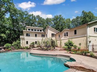 6 Hidden Pond Dr, Reading, PA 19607