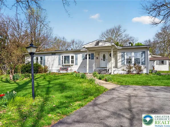 4 Woodsdale Ct, Bath, PA 18014