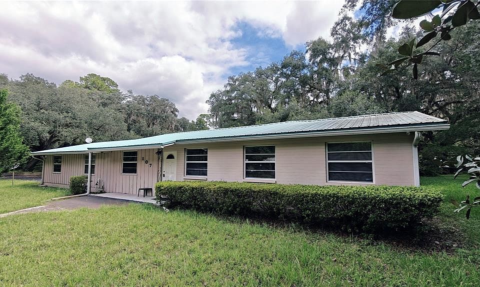 1st image of 107 NE EVANS COURT