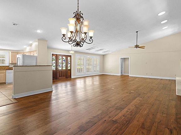 4th image of 751 Bocage Ln