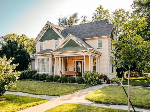 305 S 8th St, Sabetha, KS 66534