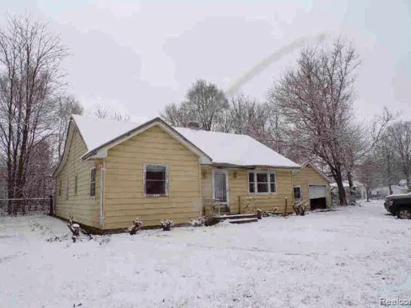 515 W 5th St, Constantine, MI 49042