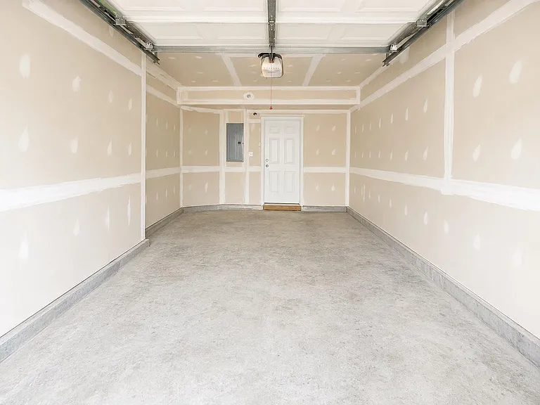 2585 Eastbourne Dr — Photo 15