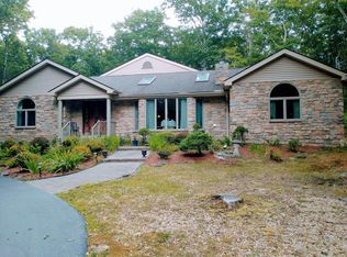 819 N Hillview Pl, Hawley, PA 18428