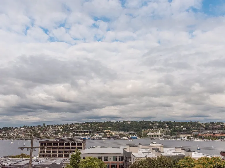 Welcome to Dexter Hayes! Modern convenience with exceptional views! — Photo 38
