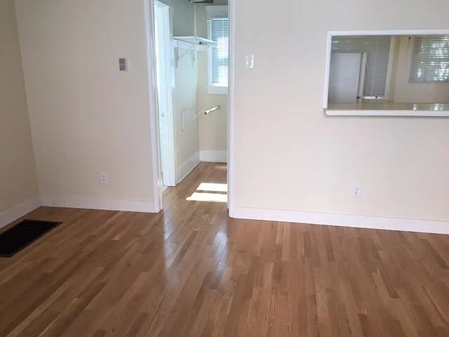 1528 E 1st St #10 — Photo 5