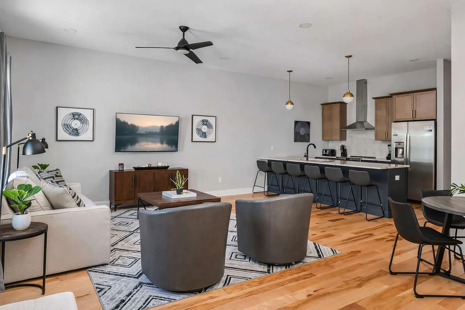 4 bed, 4.0 bath, 2206 sqft, $5,055 — Photo 3