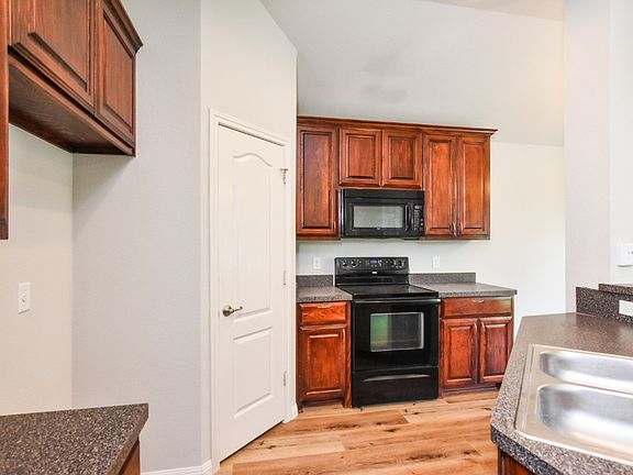 5th image of 2105 Woodhaven Dr
