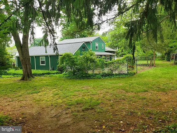 3rd image of 700 Gordon Dr