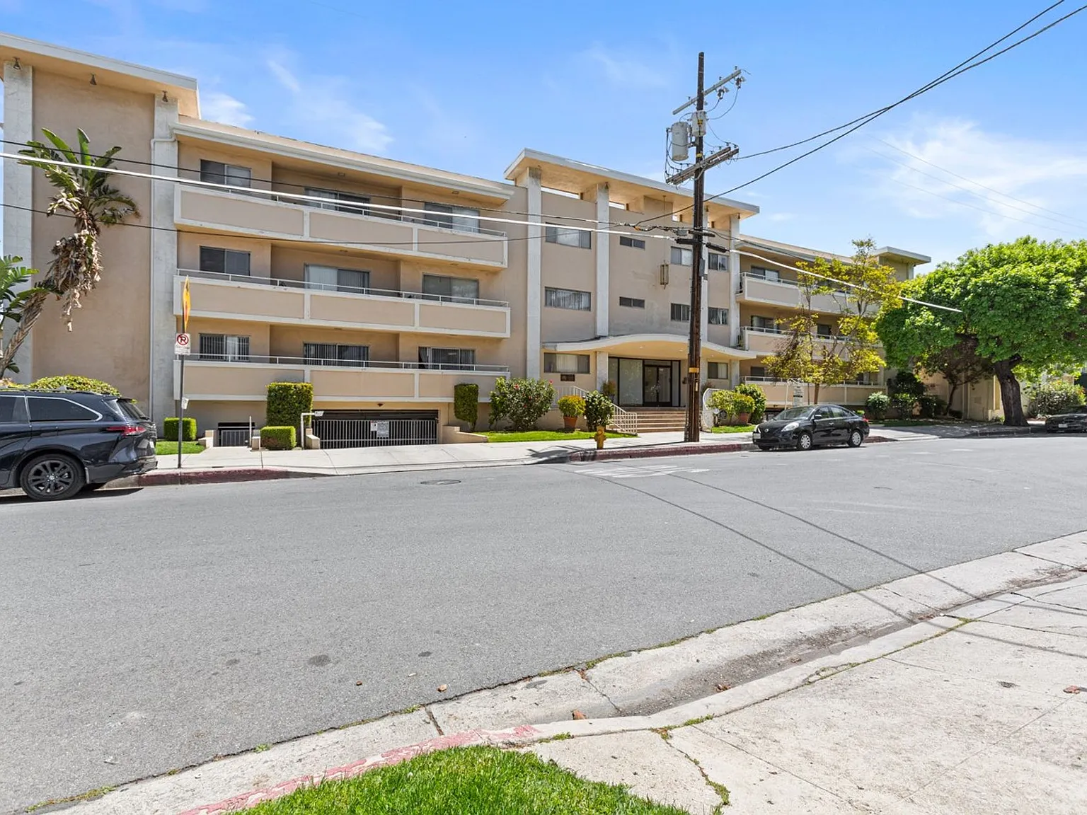 Encino Towers — Photo 1