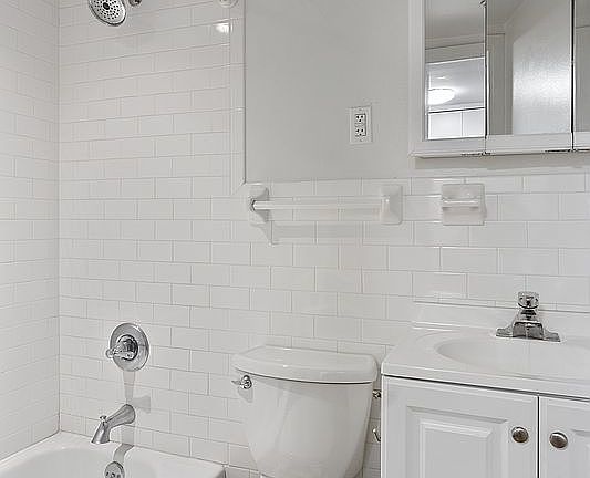 4th image of 215 E 24th St APT 219