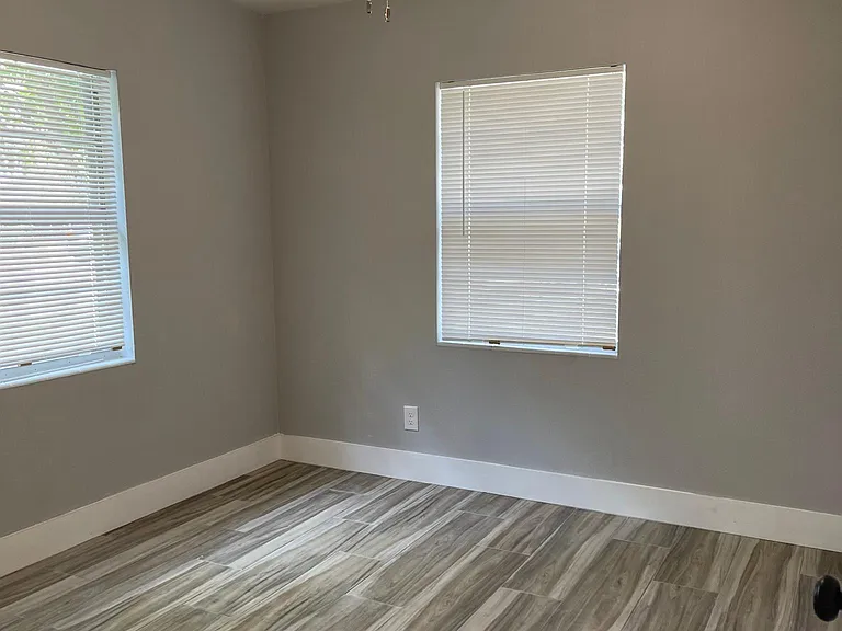 560 Iris Rd — Photo 8