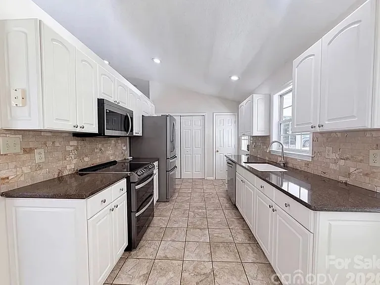 221 Grandview Dr — Photo 6