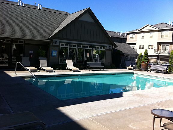 4th image of 734 NE Adwick Dr