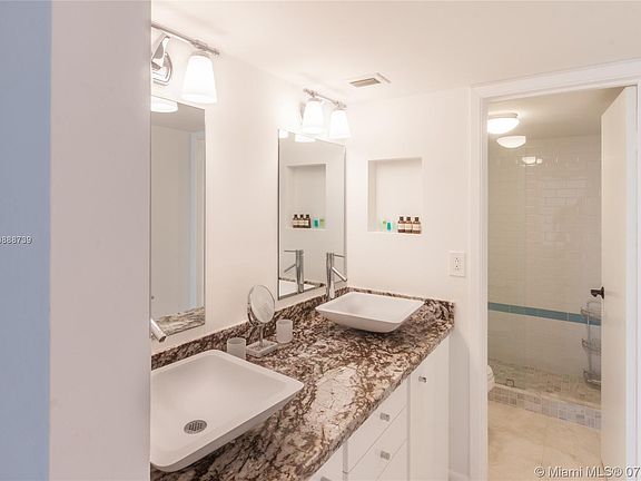 5th image of 2625 Collins Ave APT 1104