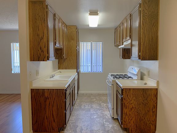 5th image of 436 E Magnolia Blvd #202
