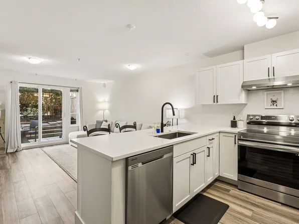 365 E 1st St #102, North Vancouver, BC V7L 4W5