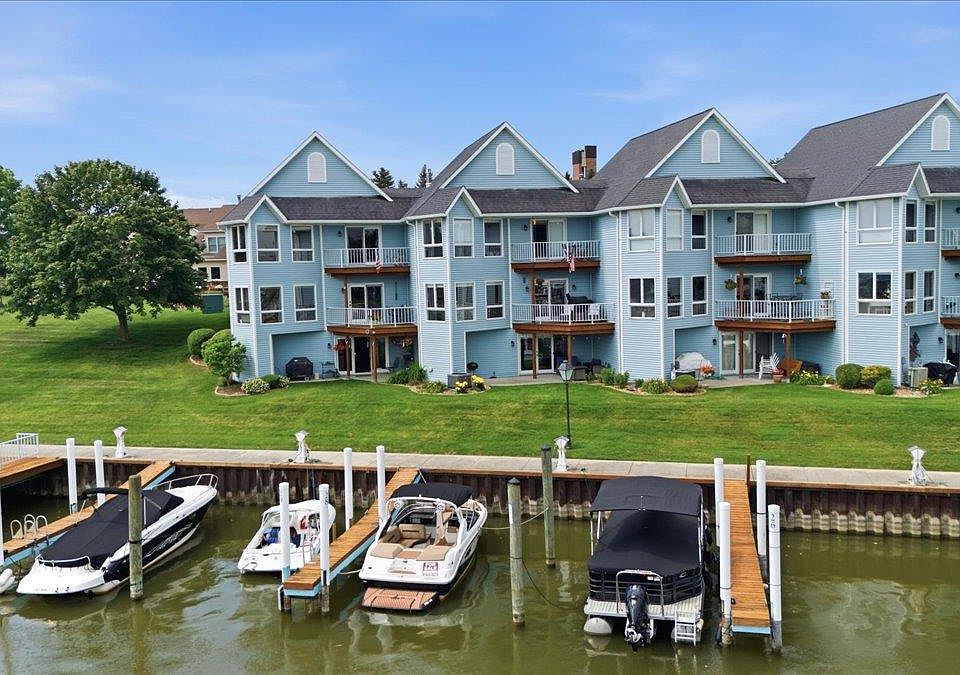 1st image of 827 N Pointe Dr